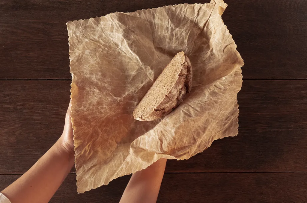 ミツロウラップ Lサイズの使用イメージ パンを包む カフェと日用品 コマイテイ 滋賀県長浜市木之本町